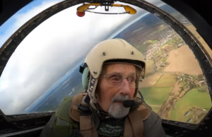 (ВИДЕО) Пилот од Втората светска војна, на 102 години полета со „Спитфајер“