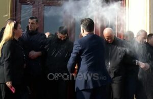 Линии со „кокаин“ на скалите на Парламентот во Тирана