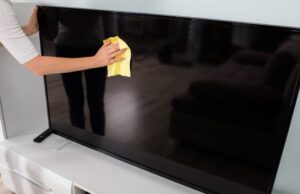 Како да исчистите телевизор: Избегнувајте чистење со хартија, а крпата да не остава дамки