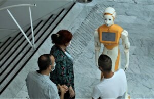 Болница во Франција тестира робот кој ќе им помага на постарите лица