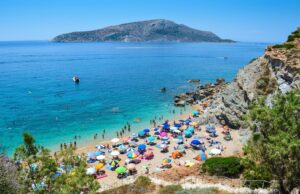 Грците ги менуваат правилата на плажите: Туристите ќе бидат среќни, но имаат и лоши вести