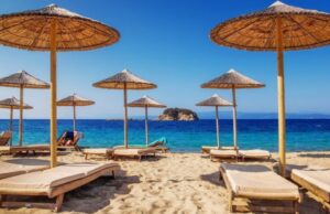 Грција воведува нов закон, место за сопствени чадори на плажите мора да има