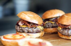 Не можат да одолеат – ова се знаците на Зодијакот кои сакаат брза храна