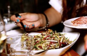 Дали сте сè уште гладни после јадење? Ова може да укаже на неколку проблеми