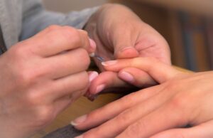 Грицкањето нокти може да укаже на нарушување на здравјето