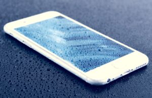 Спротивно на досегашните совети: Еве што не треба да правите ако телефонот ви падне во вода