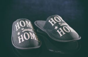 Колку е опасно за вашето здравје да не ги перете домашните папучи?