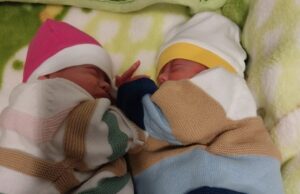 Близначињата Марија и Василиј родени со 900 и 940 грама си заминаа дома како здрави бебиња