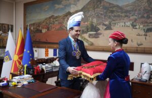 Градоначалникот Костадинов го предаде клучот на карневалистите, почнаа осумдневните карневалски празнувања во Струмица