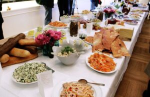 Микробиолог открива која храна треба да се избегнува на шведска маса