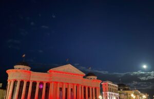 Археолошки музеј осветлен со црвено светло по повод Светски ден за борба против туберкулозата