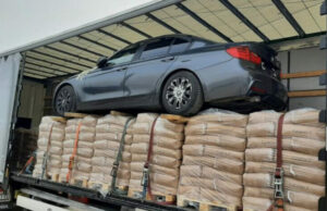 Автомобил „БМВ“ пронајден во камион кој требало да превезува бои и лакови во Србија