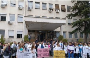 Протест на лекарите специјализанти пред Министерството за здравство