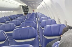 Фотографија од авион предизвика бурни реакции: Се повеќе коментари, луѓето се шокирани, а забележувате ли зошто?