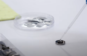 (ВИДЕО) Батерии со вода – Мошне се поевтини, може да се рециклираат и нема да експлодираат