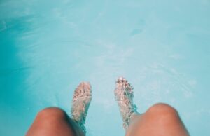 Дали знаете зошто прстите се збрчкуваат кога се долго време во вода? Тоа е спротивно од она што го мислат повеќето луѓе