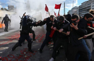 Судири на студентите со полицијата на улиците во Атина, бесни поради новиот закон