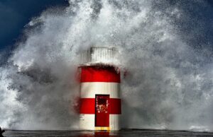 Бранови високи и до 35 метри: Место каде што не сакате да стоите премногу блиску до брегот