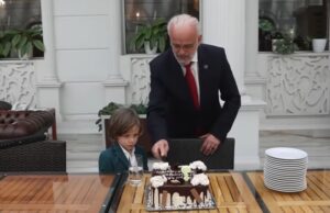 ВИДЕО: Џафери славеше роденден, семејството го изненади со торта во Владата