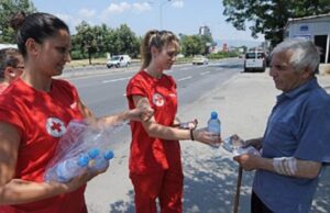 Топлотен бран во Македонија, екипи на Црвен крст ќе патролираат низ центарот на градот и на автбуските станици меѓу 11 и 16 часот, ќе делат вода