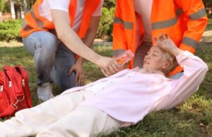 Како да препознаете дали некој се онесвестил поради топлотен удар или има срцев удар