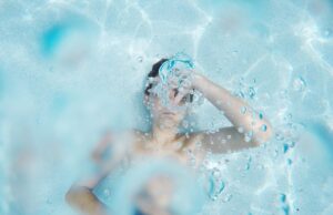 Колку калории трошите додека пливате на море