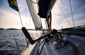 Бродовите во иднина ќе ги користат ветрот и брановите за да ја намалат емисијата на јаглерод