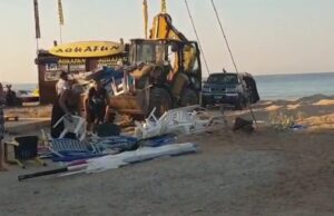 Во Грција со багери ги собираат лежалките и чадорите оставени преку ноќ