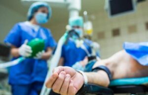 Скандал во Австрија: Докторка ја пуштила 13-годишната ќерка да оперира глава на пациент