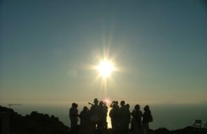 Поврзаноста на високите температури и хормоните: Како жештините влијаат на вашите хормони и здравје?