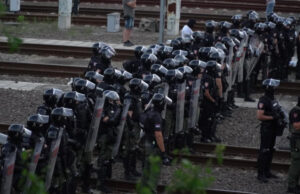 Српската полиција ги растера граѓаните што ја блокираа пругата на Прокоп