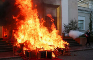 Опозициските политичари во Албанија запалија столчиња пред парламентот во знак на протест поради апсењето на нивниот колега