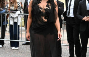 Најубавата жена на светот во проѕирен фустан привлече внимание во Милано