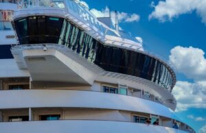 Продала сѐ што има за да патува низ светот со крузер, па ѝ било забрането да се качи на бродот