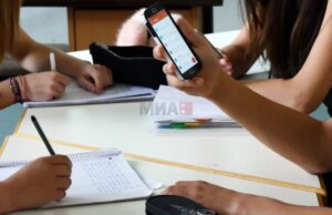 Европските училишта ја ограничуваат употребата на мобилни телефони поради здравствени причини