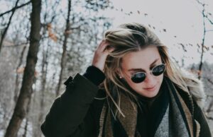 Направете есенскиот мантил да не изгледа здодевно на вас