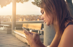 Сè повеќе истражувања укажуваат на истиот проблем: Социјалните мрежи имаат негативен ефект врз младите