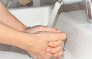 Дали треба да се миете со ладна или топла вода? Дерматолозите откриваат која температура е идеална