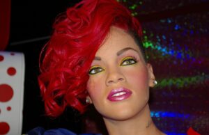 (ВИДЕО) Ријана искритикувана за проѕирната наметка и тангата: „Како да носи завеса за туширање“