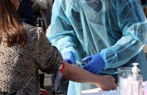 Двајца скопјани, битолчанец и тетовец над 70 години кои не биле вакцинирани починале од ковид-19, регистрирани се нови 57 случаи