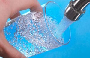 Зошто е важно навечер пред спиење да се напиете чаша вода