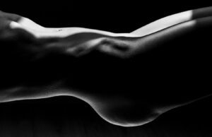 „Голо.Ти.Ја“ – интимно истражување на женската форма во фотографиите на Александар Томовски