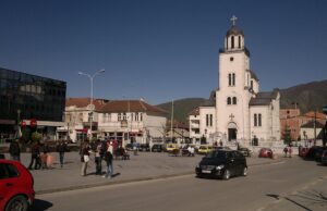 Нападнат полициски службеник во Гостивар поради казна за погрешно паркирање, за напаѓачот предложен притвор