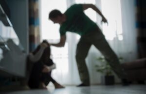 „Ја затворил во викендица, па ја удирал со шлаканици, тупаници и клоци, таа посегнала по нож и си ги исекла вените“, обинителството поведе постапка против битолчанец