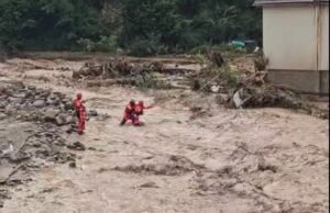 (Видео) Спасувачка операција во БиХ по поплавите: трудница во тешка состојба, 10-годишно момче со тешки скршеници со хеликоптер е префрлено во Мостар