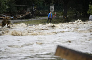 (Видео) Центарот на Будва под вода, Хрватска воведе итни мерки поради поплавите, во Подгорица автомобили едвај поминуваат низ вода