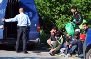 Бегале од полицијата со возило полно мигранти