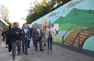 Мурал на потпорен ѕид долг 120 метри крај реката Пена со порака за отпорност кон поплавите