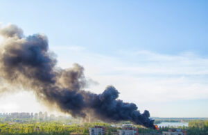 (Видео) Пожар во фабрика во Хрватска, пожарникарите се борат со огнената стихија