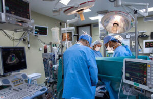 Хирург од Шкотска отстранил голем тумор на мозокот низ веѓите на пациентот